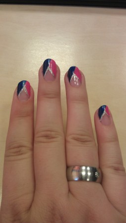 blauw met roze nagellak met glitterrandje